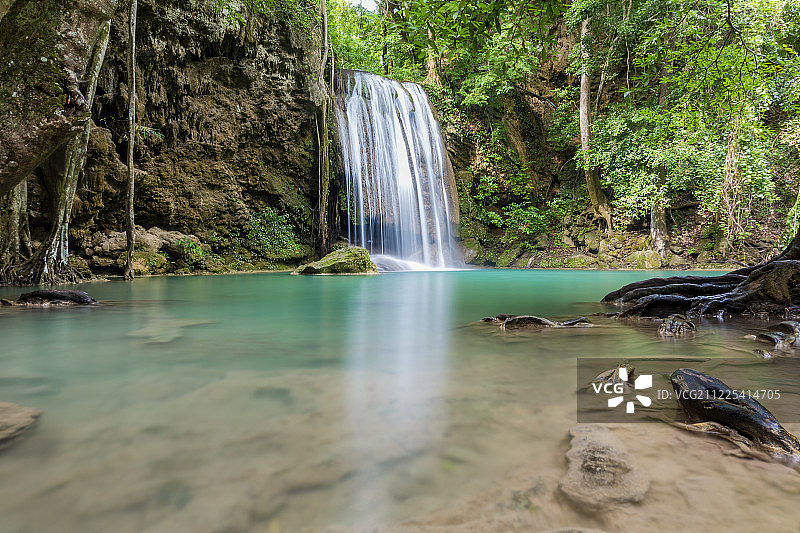 北碧府爱侣湾国家公园美丽瀑布图片素材