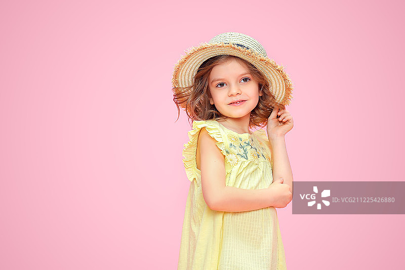 戴着草帽的黄裙美女特写图片素材