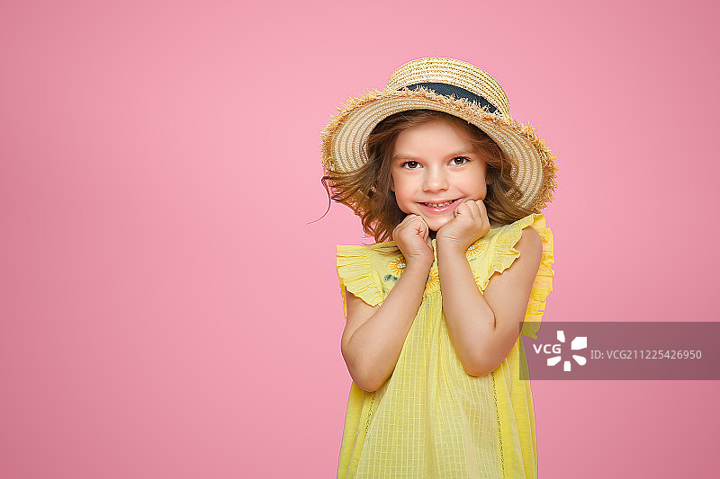 戴着草帽的黄裙美女特写图片素材