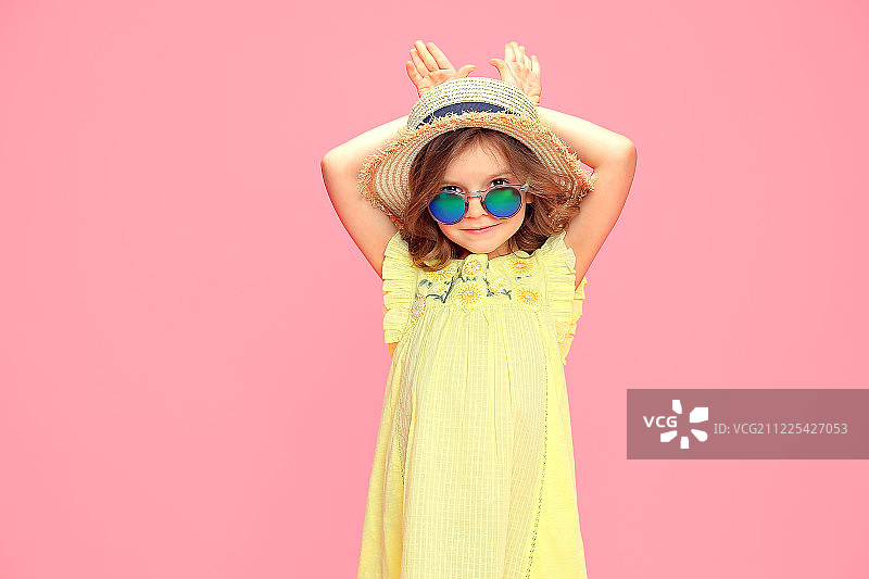 可爱的时尚女孩做兔子耳朵图片素材