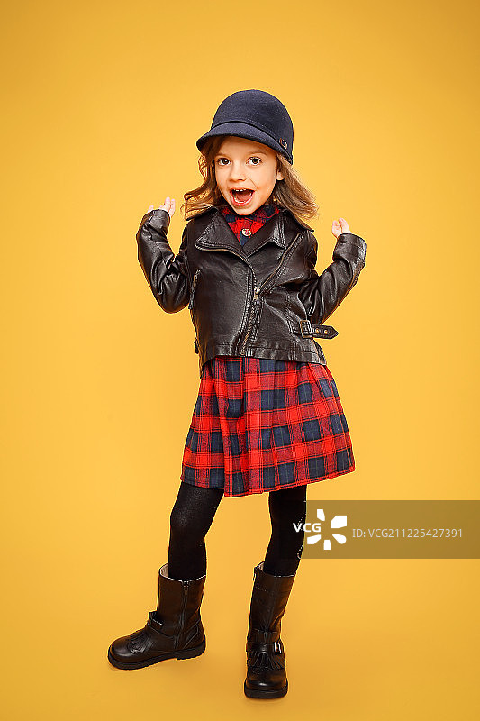 橘色背景上的潮酷女孩图片素材