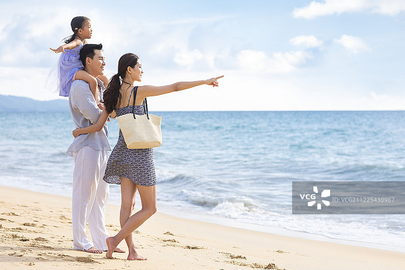 快乐的年轻家庭在海边图片素材