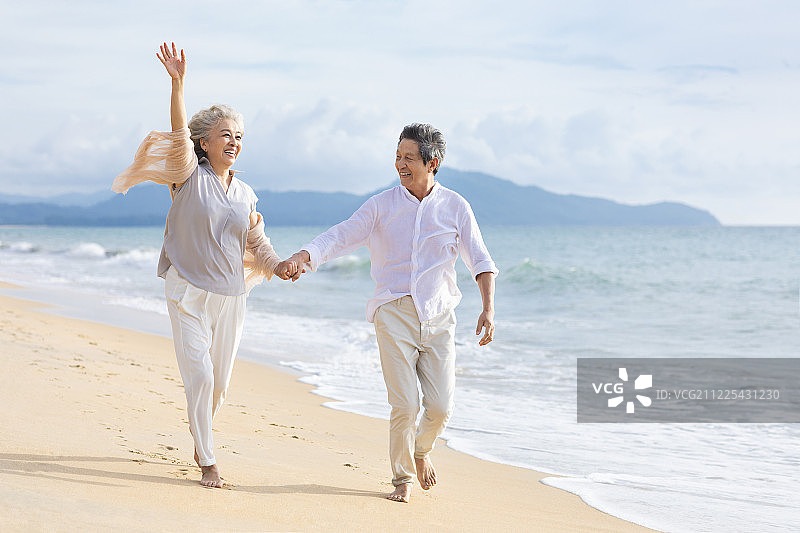 快乐的老年夫妇在沙滩图片素材