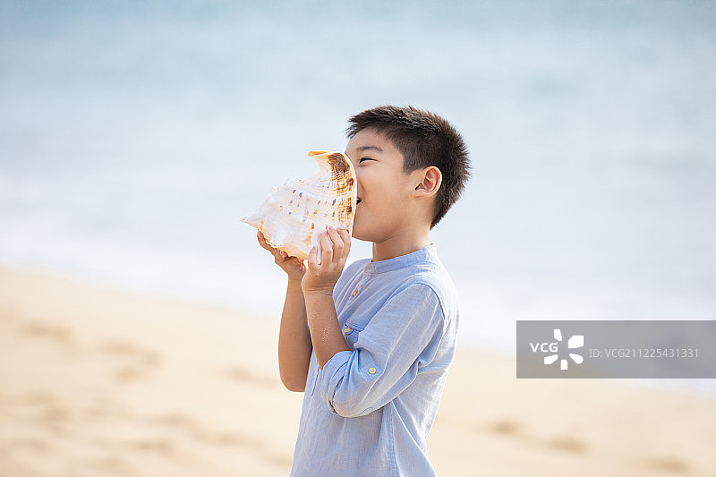 小男孩在沙滩图片素材