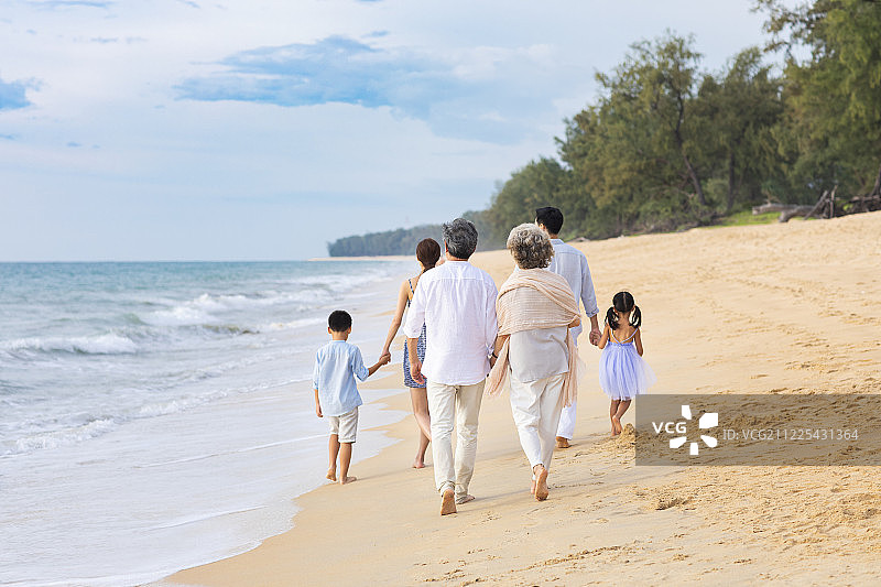 三代家庭在沙滩散步图片素材