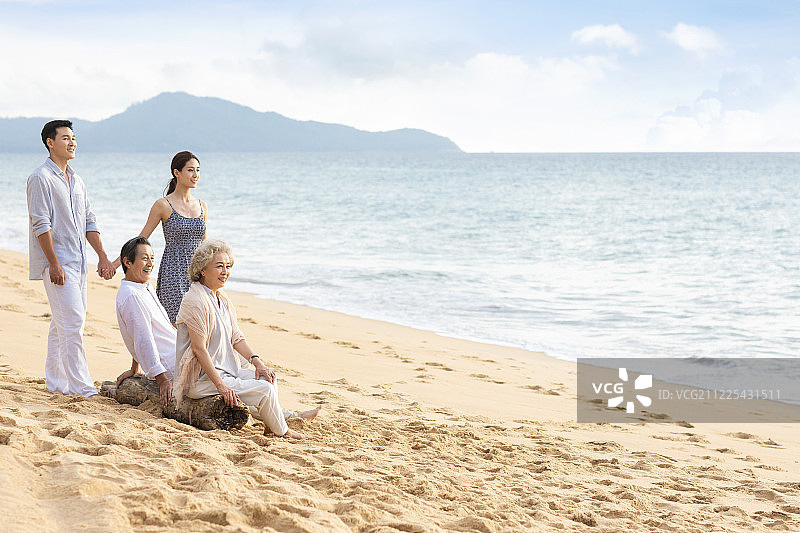 快乐家庭在海边度假图片素材