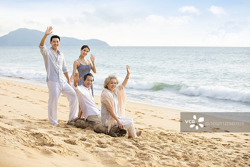 快乐家庭在海边度假图片素材