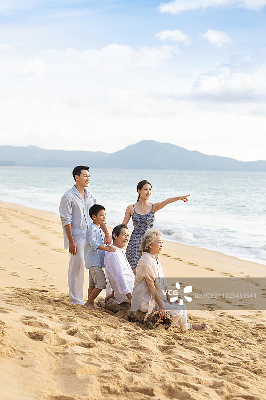 快乐家庭在海边度假图片素材