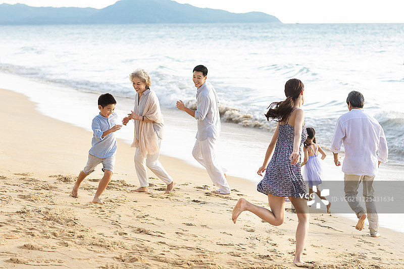 快乐的家庭在沙滩玩耍图片素材