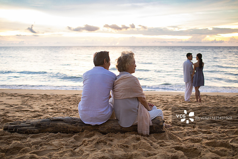 快乐家庭在沙滩图片素材