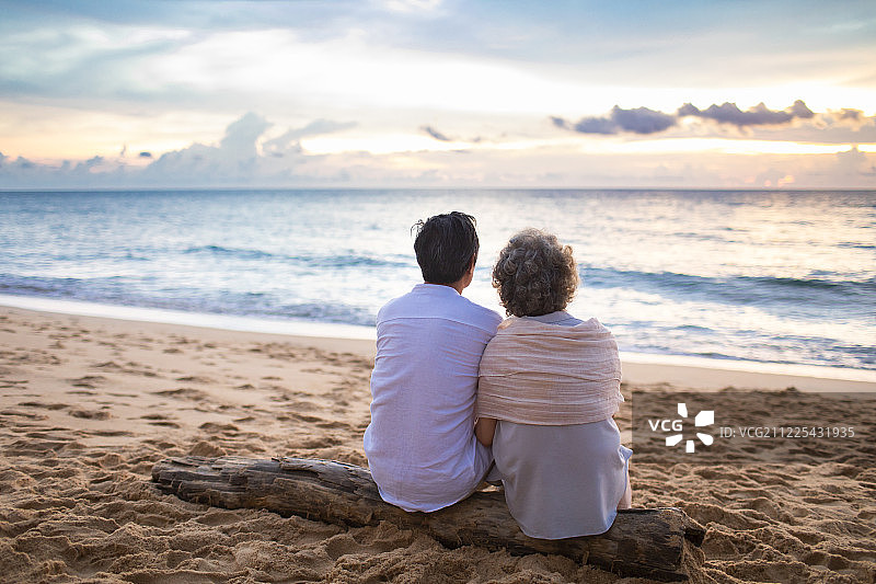 快乐的老年夫妇在沙滩图片素材