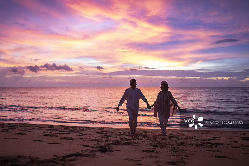 快乐的老年夫妇在沙滩图片素材