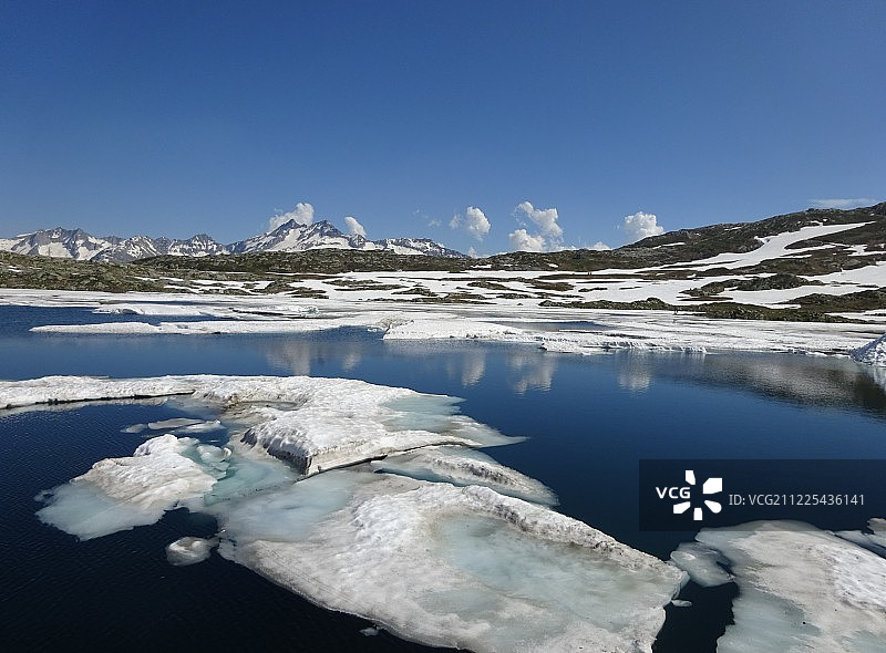晴空下冰封湖面景色图片素材