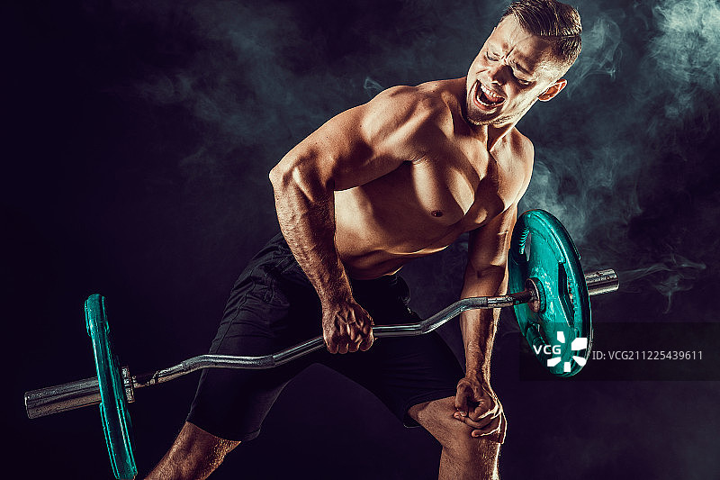 健壮的男人正在做运动图片素材