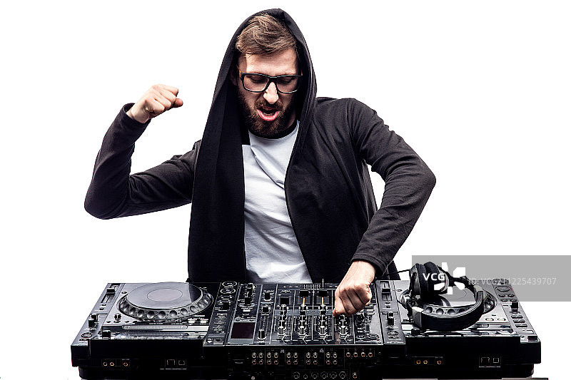 时尚男DJ在调音台前摆姿势图片素材