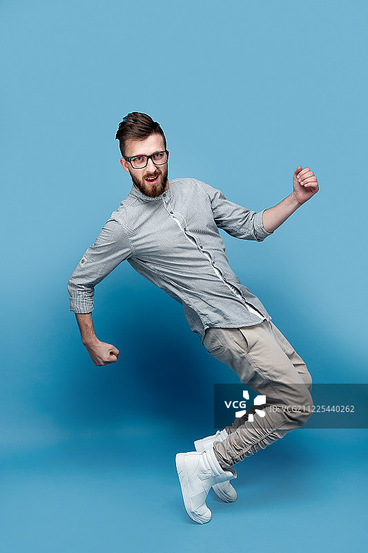 戴眼镜的年轻帅气男子在跳舞图片素材