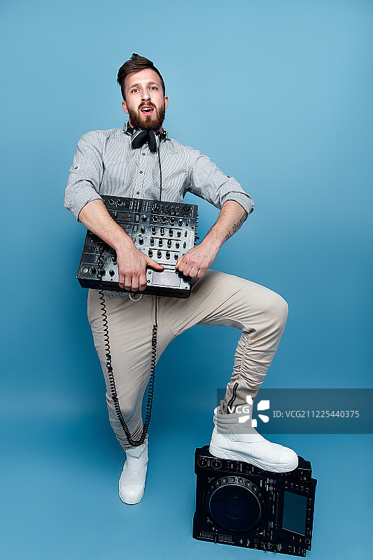 年轻男子操作调音台图片素材