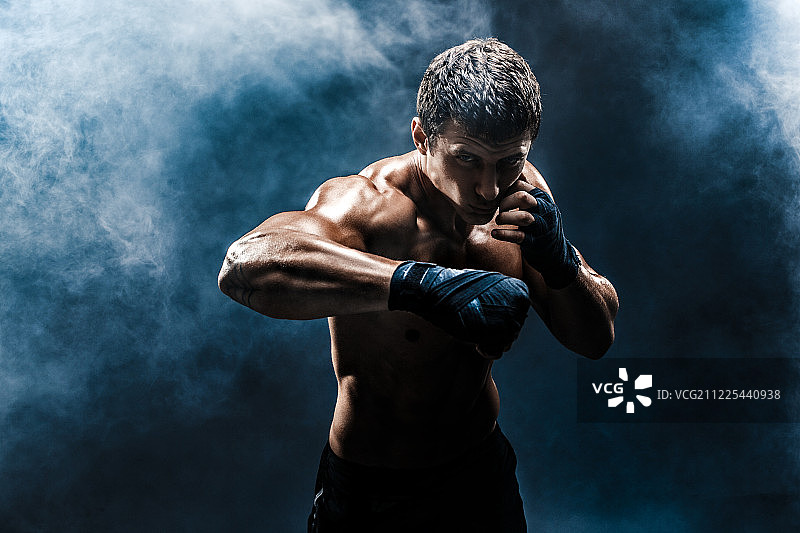 肌肉发达的半裸拳击手图片素材