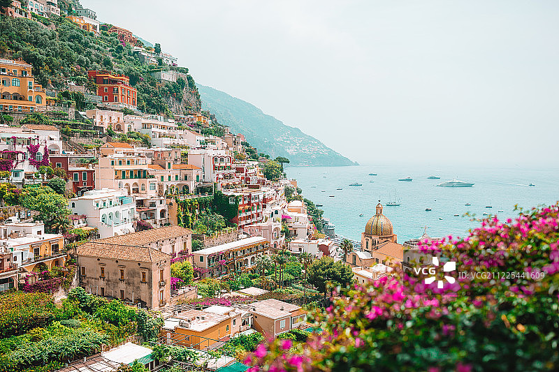 鲜花簇拥的波西塔诺小镇风光图片素材