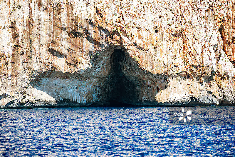 地中海沿岸大型海蚀洞图片素材