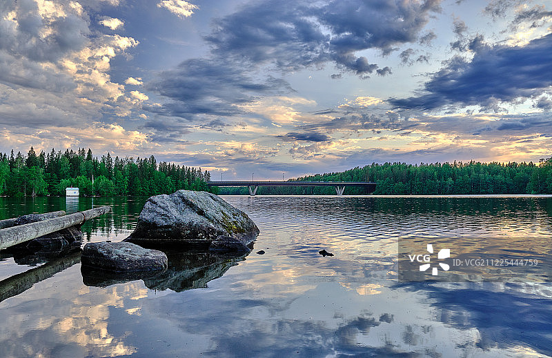 湖边美丽的阴天图片素材