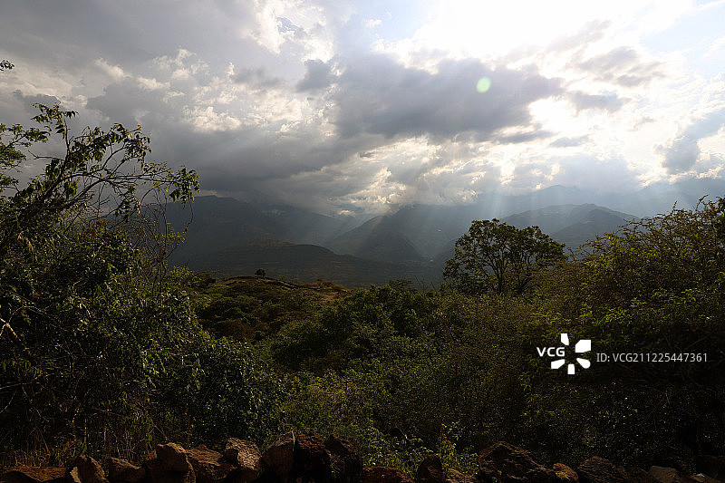 阳光穿透阴沉的天空图片素材