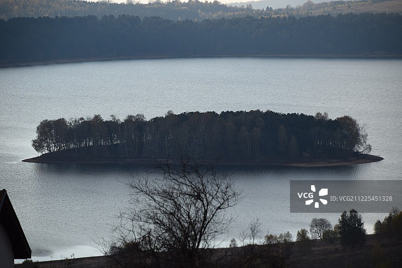 天空背景下的湖泊的高角度视图图片素材
