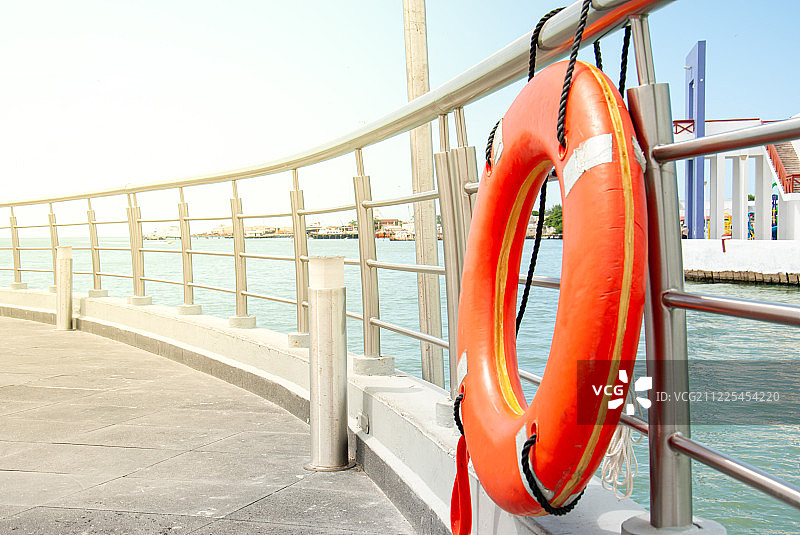 停靠在码头栏杆旁的救生员图片素材