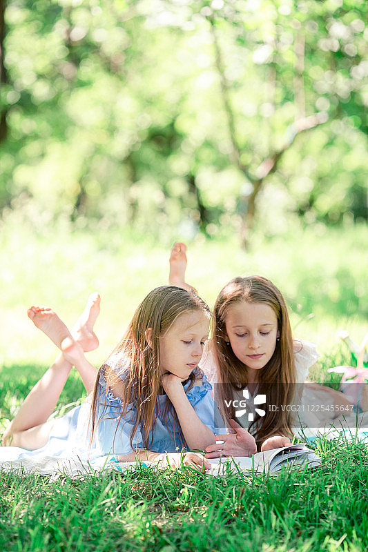 两个小孩在公园野餐图片素材