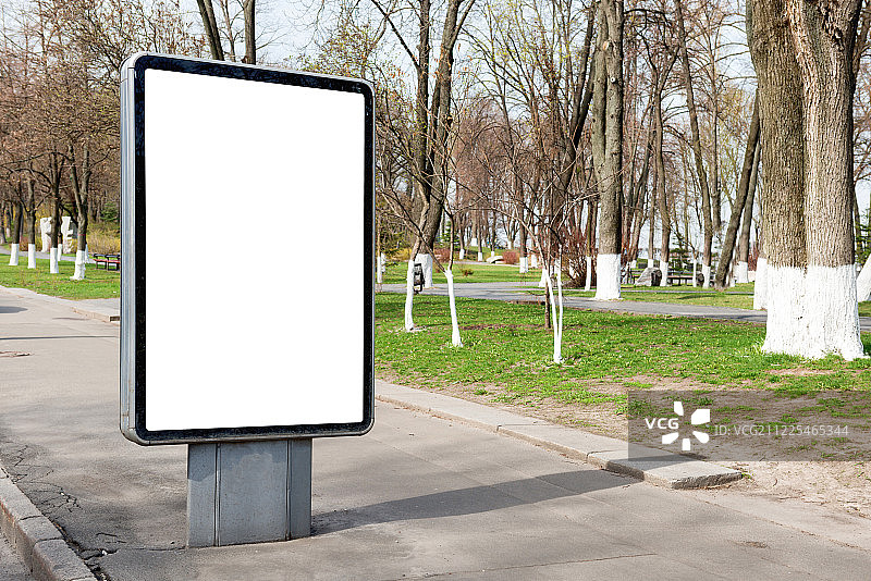 城市街道上的空白广告牌或灯箱图片素材