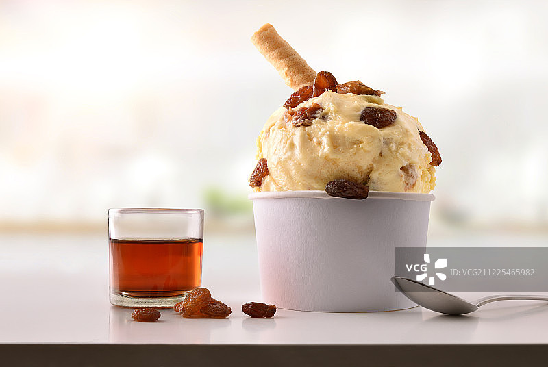 厨房自制葡萄干冰淇淋杯图片素材