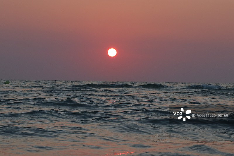红色日出时的海景图片素材