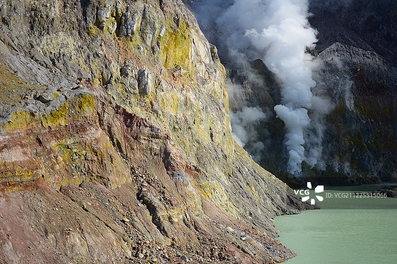 火山口湖上方的蒸汽图片素材