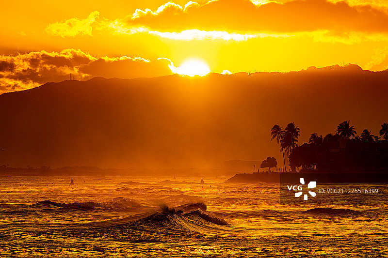 美国夏威夷火奴鲁鲁日落海浪图片素材
