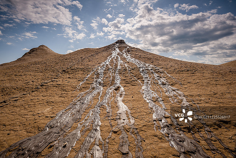 罗马尼亚布泽乌泥火山的泥流图片素材