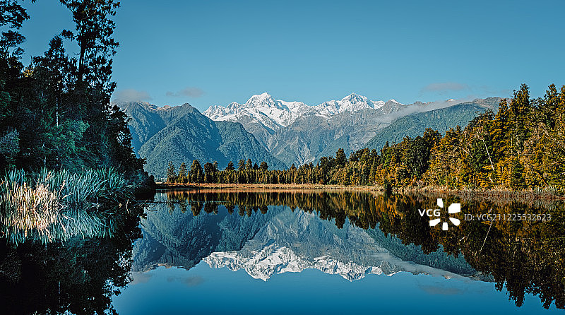 新西兰马瑟森湖倒影山景图片素材