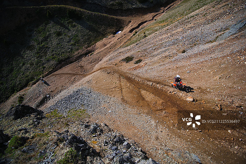 两人骑摩托车穿行山地景观图片素材