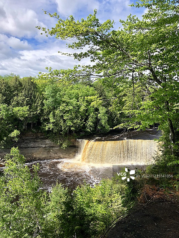 美国密歇根州森林中的塔夸梅农瀑布图片素材