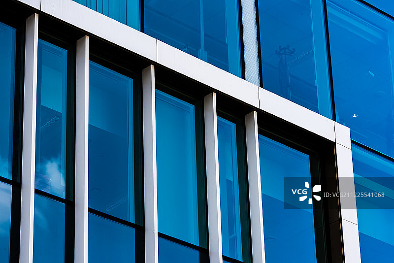 比利时布鲁塞尔的玻璃办公楼外墙图片素材