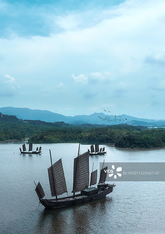 渔船漂泊在山水间图片素材