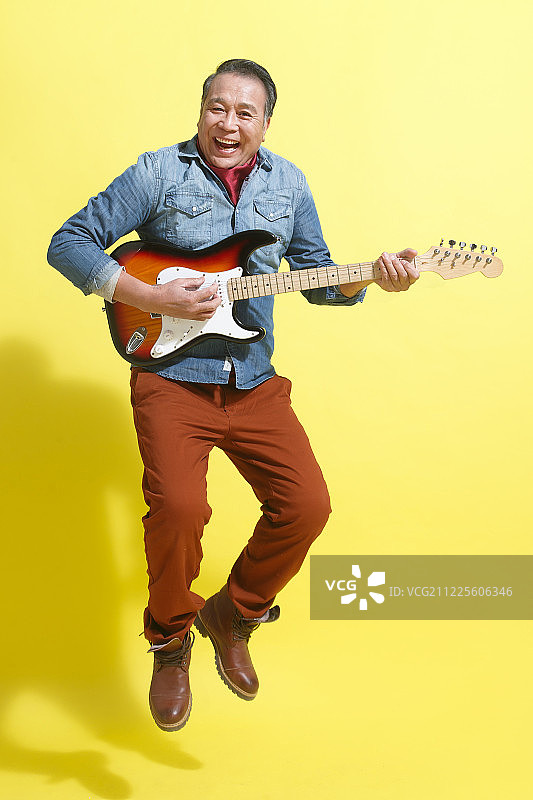 快乐老人弹奏吉他图片素材