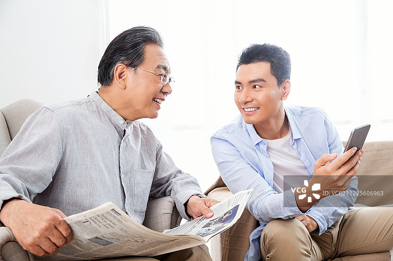 幸福父子使用手机图片素材