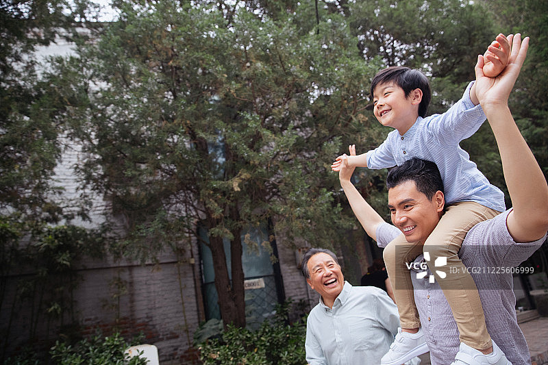 祖孙三人户外玩耍图片素材