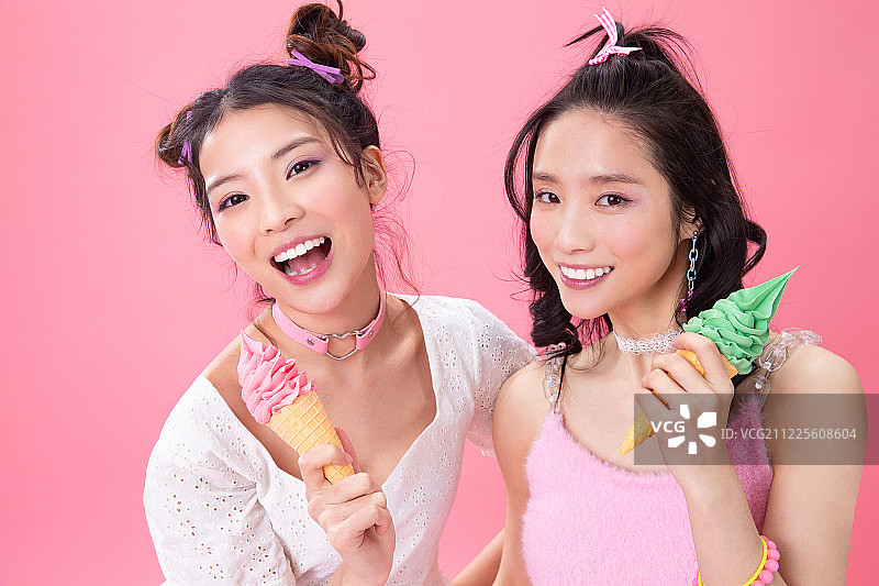 快乐女孩吃冰淇淋图片素材