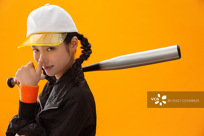 年轻女孩打棒球图片素材