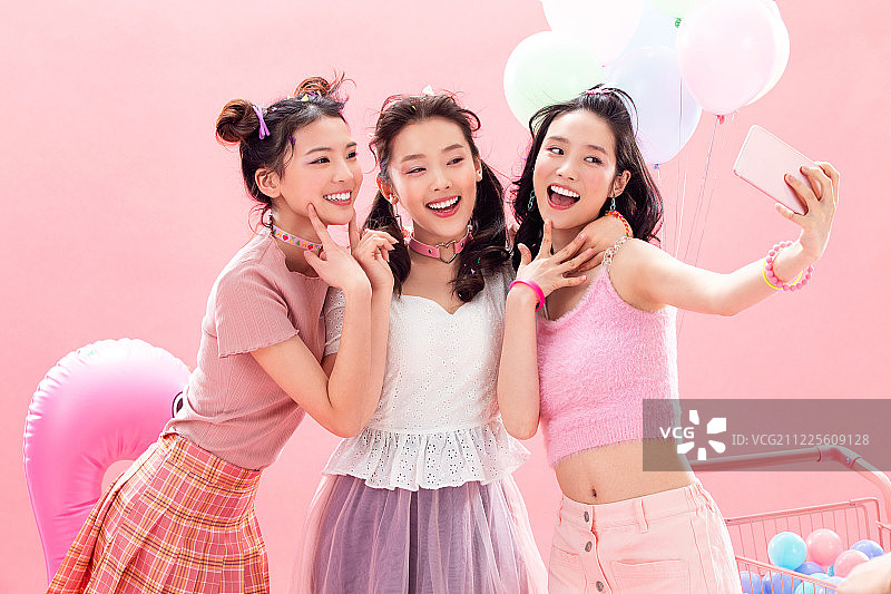 快乐女孩用手机拍照图片素材