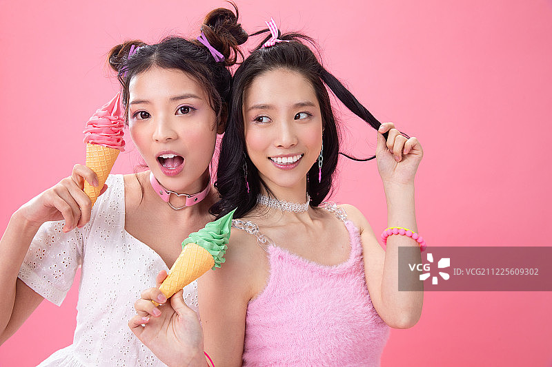 快乐女孩吃冰淇淋图片素材