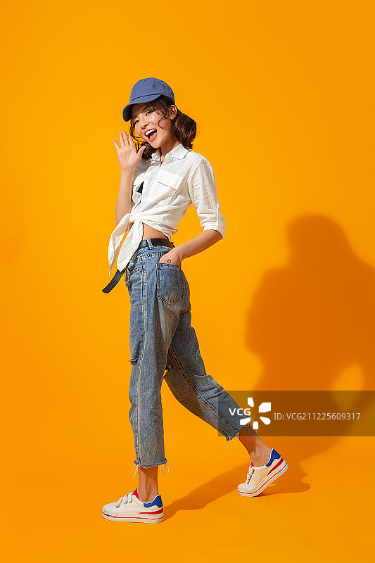 快乐的年轻女孩图片素材