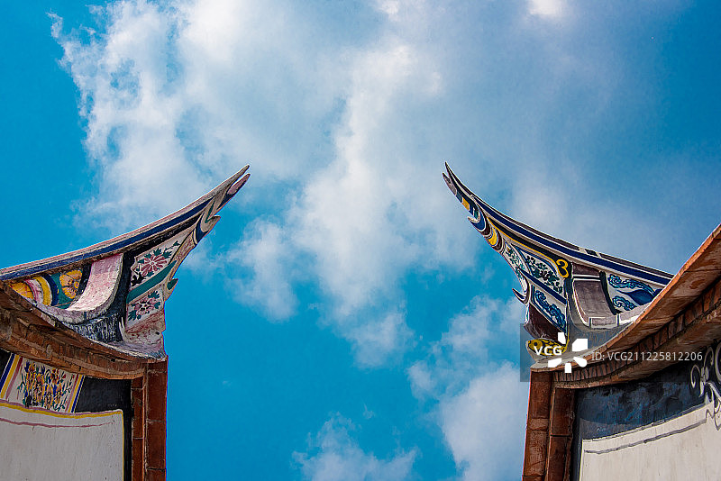 闽南民居特有的对称燕尾脊图片素材