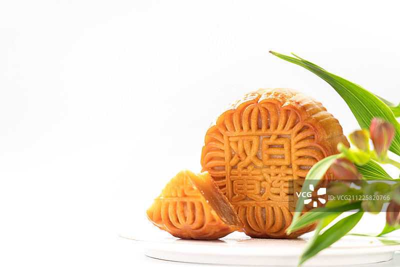中秋节美食莲蓉月饼图片素材
